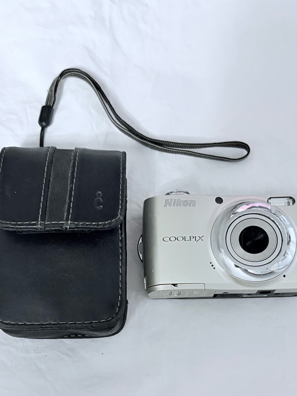 Vintage Nikon Coolpix Compact Digital Camera & Case Replacement Parts Not Tested